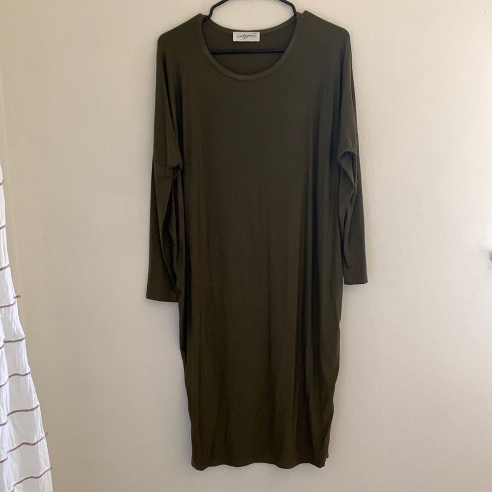 NWOT Carly Jean Los Angeles midi basic dress